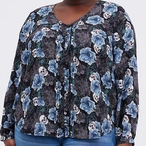 Torrid pin tuck button front blouse. Black/blue/white/gray floral skulls SZ 12